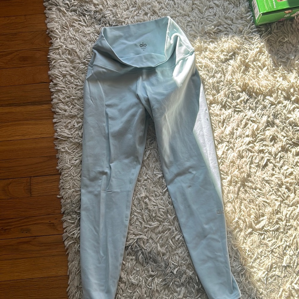 Alo Yoga ice blue legging. EUC
